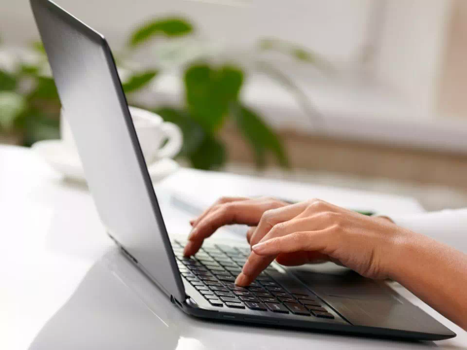 ręce na klawiaturze laptopa