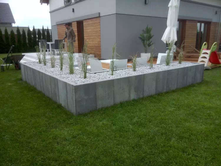betonowe donice na trawniku